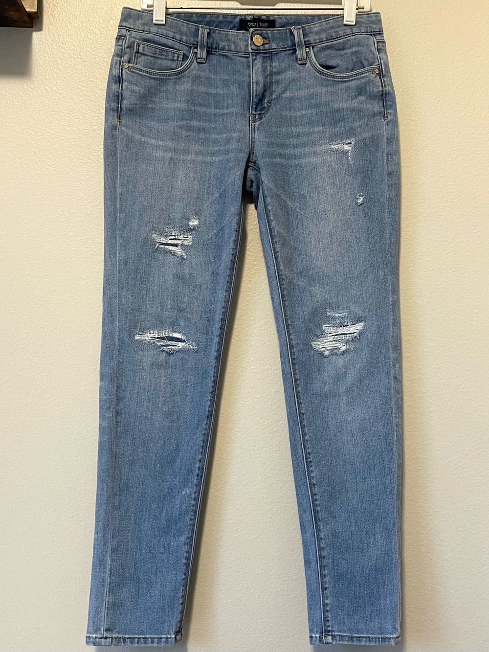 White House Black Market Girlfriend Jeans - Distressed & Light Wash - Size 4 - Picture 5 of 8